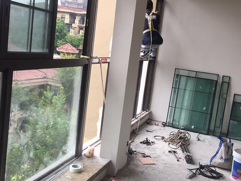不知窗户维修找谁，电话约上门修窗户还能提前知道窗户维修多少钱