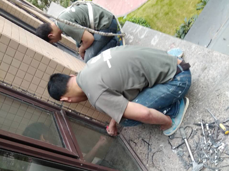 郑州哪里有做门窗维修的公司，郑州门窗维修更换玻璃门地弹簧