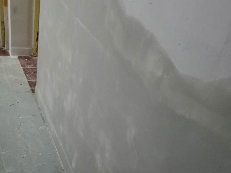 墙面修补装修：先把墙面受损部位 脱落、起皮空鼓地方铲除，并清理干净；之后取出网上购买的补墙膏套装；取适量补墙膏直接批刮，等6-12小时干燥后用砂纸打磨平整，用抹布把粉尘擦拭干净。用补墙漆兑入10%以内的清水稀释，搅拌均匀后涂刷2-3遍，每遍间隔3小时以上。