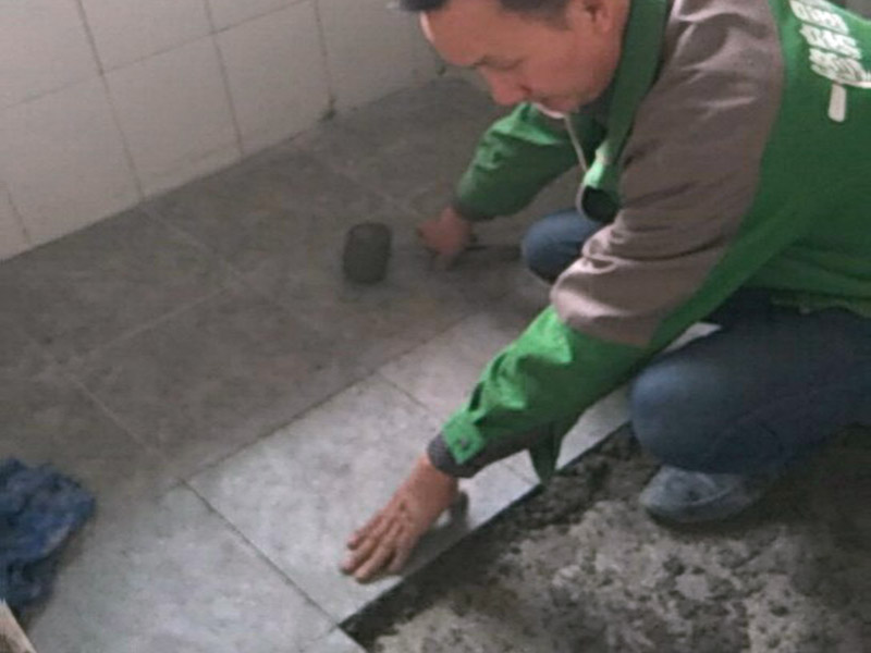 地板瓷砖铺贴：1、地板砖铺贴之基层处理 首选需要将地面清理干净，保持地面的平整和干净。需要对地面进行找平处理，保证地板砖铺贴基层的平整，然后需要将地面的杂物和灰尘清理干净，地面不能有凹凸不平的地方，有的话需要将其填平。 2、 地板砖铺贴之弹线 在贴瓷砖之前，需要在四周的墙面弹出标高控制线，保证瓷砖与铺贴的高度一致。 3、 地板砖铺贴之预铺 4 浸水处理 在贴瓷砖时候需要注意对瓷砖进行浸水处理，确保瓷砖背面湿润，正面干燥。 5、地板砖铺贴之勾缝 在瓷砖铺贴完成之后24小时内进行清理勾缝，在将地板砖缝隙之间的杂质清理干净之后，在用专业的填缝剂进行勾缝处理。