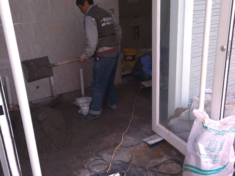 地面贴砖：1、地板砖铺贴之基层处理 在进行地面铺设瓷砖前，首选需要将地面清理干净，保持地面的平整和干净，因此，我们需要对地面进行找平处理，保证地板砖铺贴基层的平整，然后需要将地面的杂物和灰尘清理干净，地面不能有凹凸不平的地方，有的话需要将其填平。 2、 地板砖铺贴之弹线 地砖在铺贴之前需要设好弹线，弹线的主要作用就是对于地板砖铺贴的区域进行规划，在贴瓷砖之前，需要在四周的墙面弹出标高控制线，保证瓷砖与铺贴的高度一致。 3、 地板砖铺贴之预铺 在瓷砖进行预铺之前，需按照装修风格和用户喜好选择合适的瓷砖砖，同时按照设计选择合适的地板砖的款式、颜色等，选择没有缺陷的地板砖进行预铺，在预铺的时候需要对地板砖的组合、颜色、尺寸进行调整，以达到最佳组合效果。 4 浸水处理 在贴瓷砖时候需要注意对瓷砖进行浸水处理，确保瓷砖背面湿润，正面干燥，然后按照瓷砖砖铺贴要求调和水泥比例，在铺贴的时候可以用橡皮锤敲击瓷砖表面，帮助达到平整要求。 5、地板砖铺贴之勾缝 在不同区域内铺贴的瓷砖，它的勾缝时间也不想听，通常情况在瓷砖铺贴完成之后24小时内进行清理勾缝，在将地板砖缝隙之间的杂质清理干净之后，在用专业的填缝剂进行勾缝处理。 6 地板砖铺贴之清理 在地板砖铺贴的时候就，我们就要一边铺贴一边清理，而在铺贴完成之后需要用棉纱等对地面瓷砖进行整体的清理。