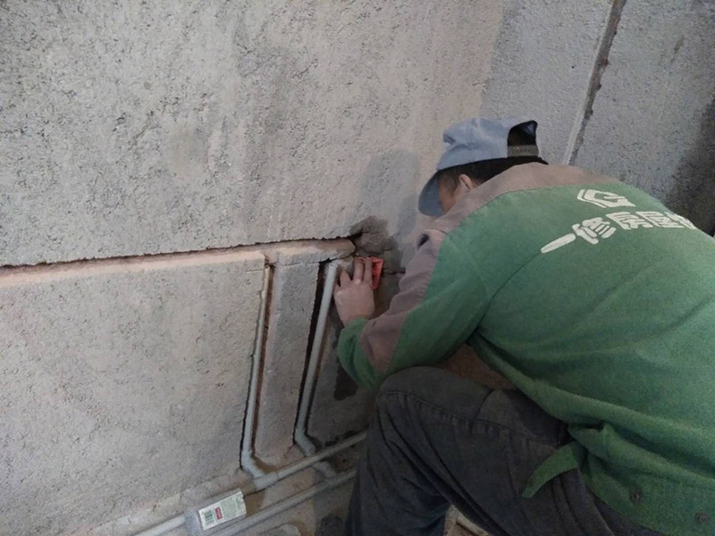 PPR水管插座安装：1、安装厨、卫管道时，在计算管道出墙的尺寸时应考虑到墙砖贴好后尺寸，即预先考虑墙砖的厚度。2、墙体内、地面下都尽可能少用或不用连接配件，以减少渗漏隐患点。连接配件的安装要保证牢固、无渗漏。3、进水应设有室内总阀，安装前必须检查水管及连接配件是否有破损、砂眼、裂纹等现象，安装后要通水进行调试。4、设计铺设管道时应考虑洗衣机的用水龙头安装位置，下水口的布置等；同时注意电源插座的位置是否合适。5、管道铺设完毕后要做管道压力实验，实验压力一般不小于0.6MPa，实验时间保持在20-30分钟。