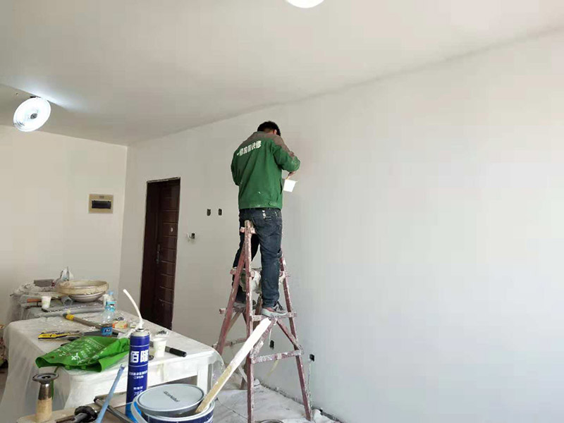 墙面刷面漆：在正式开工之前，还需要进行墙面的全面检查，看看基层是否牢固平整。如果是旧墙出现漆膜脱落、开裂，需要先进行铲墙皮或者使用石膏来进行裂缝的修补处理。做到墙面无灰尘、杂物，平整，再使用界面剂进行墙面的涂刷，施工应细致均匀。接着就需要进行刮腻子，将墙面进行找平，这道工序一般涂刷两遍腻子，不过需要看实际情况来定。在进行第一遍腻子涂刮后，需要自然晾干，再来打磨，最后才是进行第二道腻子涂刮。在施工中，需要注意刮刀力度应一致，才能让腻子厚度均匀。先是进行底漆的涂刷，这样做的目的是为了增加面漆的粘结度。完全干燥后，则可以进行面漆的涂刷施工了。在涂刷前，需要将面漆调配好，让颜色一致，这样涂刷的时候，墙面色泽才能一致。但需要注意的是滚筒施工时，速度应保持一致，这样漆面才能细腻平滑。