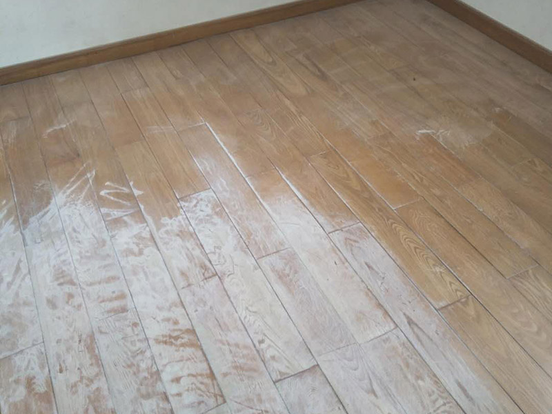 木地板打磨：地板翻新第一步，使用大型地板翻新机械数次打磨除去漆层、表层1-2毫米。注意用40目、80目和120目不同粗细的砂纸逐次打磨三次，目数越大，砂纸颗粒越小，打磨留下的划痕越不明显，确保打磨后的表面细腻光滑。地板打磨完后需再刮腻子找平地板，使用与地板漆配套的专用透明底漆腻子，刮在打磨好的地板上待干。刮腻子之后再对地板进行刷底漆或调色处理。由于实木表层的纹理都是天然的，无法改变花色，只能调节地板颜色的深浅。底漆干了之后再刷面漆，再次干燥之后再用水砂纸仔细研磨，将地板面层磨至略感粗糙，除去粉屑，刷第二层面漆。最后上蜡抛光养护