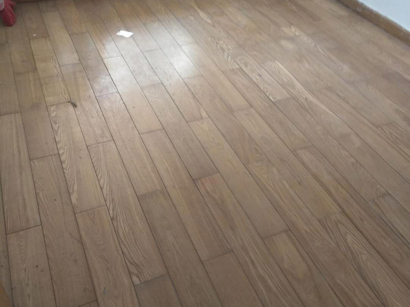 木地板打磨：地板翻新第一步，使用大型地板翻新机械数次打磨除去漆层、表层1-2毫米。注意用40目、80目和120目不同粗细的砂纸逐次打磨三次，目数越大，砂纸颗粒越小，打磨留下的划痕越不明显，确保打磨后的表面细腻光滑。地板打磨完后需再刮腻子找平地板，使用与地板漆配套的专用透明底漆腻子，刮在打磨好的地板上待干。刮腻子之后再对地板进行刷底漆或调色处理。由于实木表层的纹理都是天然的，无法改变花色，只能调节地板颜色的深浅。底漆干了之后再刷面漆，再次干燥之后再用水砂纸仔细研磨，将地板面层磨至略感粗糙，除去粉屑，刷第二层面漆。最后上蜡抛光养护