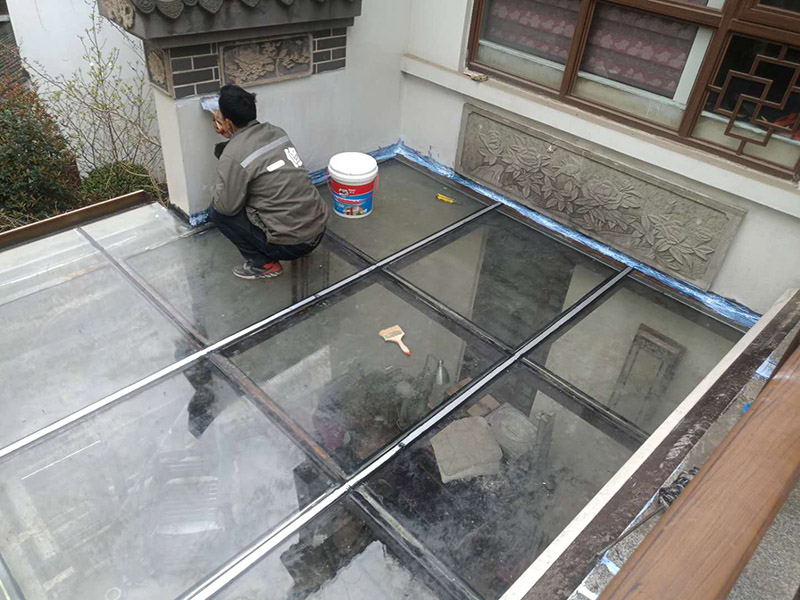 玻璃屋顶打胶防水：把阳光房的边清理干净。用结构胶往缝里填到60%。然后用和缝大小的泡抹棒往里压填充，把胶往阳光房与型材的缝里挤。最后填充耐候密封胶，用刮刀来回30度角度刮2遍。缺胶的补上。30分内把纸揭掉。阳光房的铝合金、钢材等框架材料连接处基本靠打建筑胶来固定与防漏水。建筑胶打胶前，需要将打胶处用温布擦干净且干了之后打胶，否则就算是用了高级的建筑胶，其实际效果只有普通建筑胶的效果，将会大大降低阳光房结构胶的使用寿命。