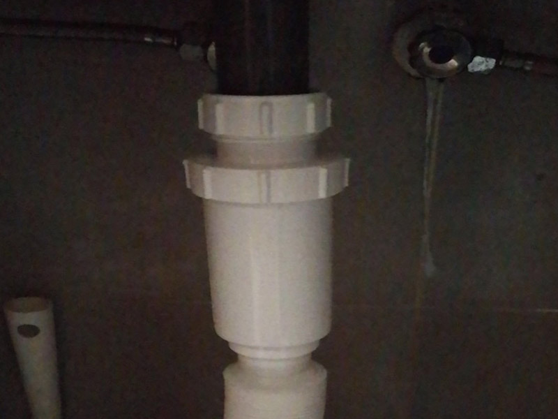 台盆下水管更换：1、确保面盆及面盆下水器都已安装好； 　　2、拆开所购买的面盆下水管包装； 　　3、面盆下水管有一端是专门与面盆下水器连接的，将这一头的塑料头拧下来； 　　4、将拧下来的塑料头再拧在面盆下水器上； 　　5、将面盆下水管套在面盆下水器上，并与事先拧在下水器上的塑料头拧紧； 　　6、放水测试是否漏水，若有渗漏现象，可在下水器与下水管连接处先缠上生料带，然后进行第五步。 　　7、还有一个铜的螺母紧跟着胶圈拧在洗手盆底部，然后把瓷盘放上洗手台，也就是说一个胶圈和螺母都夹在瓷盆和洗手台的中间。 　　8、把螺母拧在洗手台的面板底部呢，也就是说胶圈夹在瓷盆和面板中间，而螺母在洗手台面板的底部。