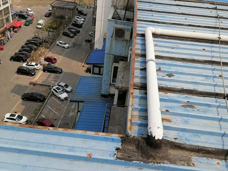 屋顶屋面修复：在漏水处找损坏的地方，进行修补，检查屋顶材料中的裂纹或水泡。用一把美工刀在水泡的中间切开一条线。挤出或吸收水泡内的任何水。这个地区需要完全干燥。在松散的屋面材料下涂上大量的水泥，然后压下。检查表面连接的区域，如烟囱或通风管。寻找嵌缝损坏，并在必要时重新填缝。