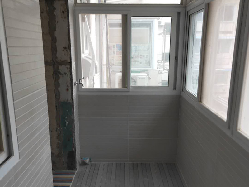 阳台改造前后对比：地板进水后会严重变形，阳台与客厅地板直接相连，并且阳台上一般都有洗衣机，如果洗衣机的出水漫出来，就会泡烂地板，使之变形，所以阳台肯定要做好防水和地漏，做防水前先找平，待水泥干透后再做，防水材料至少要涂3遍。在安装地板时，地板与门槛和墙壁之间会留有一定的空隙，这个空隙间可以填充一些硅胶，加以隔离，并且空隙要稍大点，以避免阳台的水气湛到地板上，引起发霉、变黑现象。地板边上缝隙不好看，要安装上压条就能遮盖了。地板压条有金黄色的铜质、白色的铝质、颜色丰富的木质，建议选择铜质的，虽然贵点，但是比较厚实，也比较耐用。