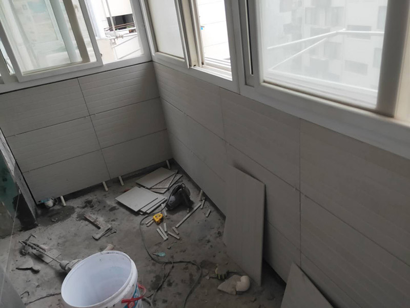 阳台改造前后对比：地板进水后会严重变形，阳台与客厅地板直接相连，并且阳台上一般都有洗衣机，如果洗衣机的出水漫出来，就会泡烂地板，使之变形，所以阳台肯定要做好防水和地漏，做防水前先找平，待水泥干透后再做，防水材料至少要涂3遍。在安装地板时，地板与门槛和墙壁之间会留有一定的空隙，这个空隙间可以填充一些硅胶，加以隔离，并且空隙要稍大点，以避免阳台的水气湛到地板上，引起发霉、变黑现象。地板边上缝隙不好看，要安装上压条就能遮盖了。地板压条有金黄色的铜质、白色的铝质、颜色丰富的木质，建议选择铜质的，虽然贵点，但是比较厚实，也比较耐用。
