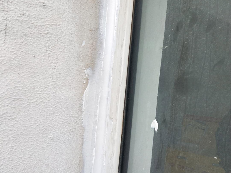 窗户外墙防水：1、窗户周围的墙面要粉刷窗户周围的墙面，因为窗户连接外面，所以涂刷防水涂料的时候，要比别处涂刷的防水材料要多一层。 2、窗台表面也需要涂刷防水材料，涂刷以后，因为窗台表面经常会接触到水，所以一般业主会在窗户表面铺设石材做为窗台。 3、窗台四周的墙壁，因为距离窗台比较近，所以窗台四周的墙壁也要粉刷一些防水涂料。防止水气渗入窗台四周的墙壁中。
