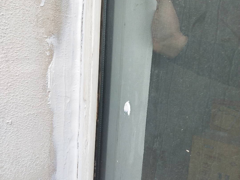 窗户外墙防水：1、窗户周围的墙面要粉刷窗户周围的墙面，因为窗户连接外面，所以涂刷防水涂料的时候，要比别处涂刷的防水材料要多一层。 2、窗台表面也需要涂刷防水材料，涂刷以后，因为窗台表面经常会接触到水，所以一般业主会在窗户表面铺设石材做为窗台。 3、窗台四周的墙壁，因为距离窗台比较近，所以窗台四周的墙壁也要粉刷一些防水涂料。防止水气渗入窗台四周的墙壁中。