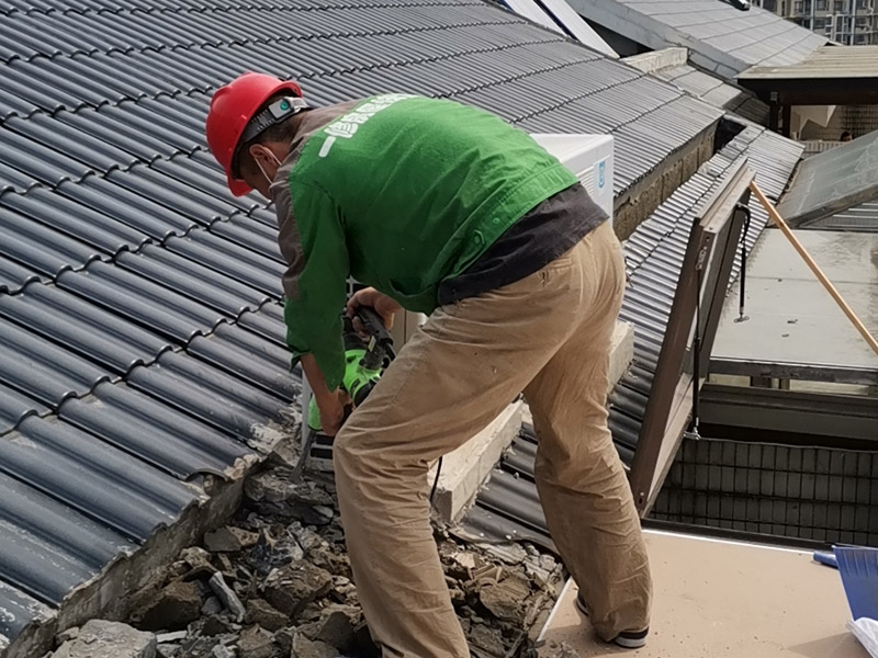 屋顶局部拆除：首先我们需要对屋顶进行检查，查找漏水的原因的由管道，防水层，还是接缝裂缝引起的。找到屋顶漏水的原因了才好对应方法进行修补。如果屋顶以前没有做过防水，是新的水泥楼顶，那最好全面的做一次整体防水。选择质量较好的聚酯防水涂料或者聚酯防水卷材。如果以前做过防水，且时间较久，那么可能防水层已经基本失去作用了，只能重新再做一遍。