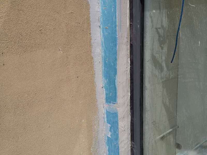 外墙修补维修：1、专业人员刷渗透剂涂刷第三遍，墙面检查、晾干、涂刷第二处，发现裂缝再涂刷渗透剂、裂缝全部处理完。 填、涂 晾干 2、 由专业人员在楼层屋面上将吊索固定后，山墙顶部开始向下逐一对外墙面进行检查 3、 发现外墙砖和灰缝有微小裂 缝，即用渗透剂对裂缝处上下左右各0.3 米范围 内进行立涂刷处理。每处裂缝处理不少于2遍，且处理前墙面必须干燥。