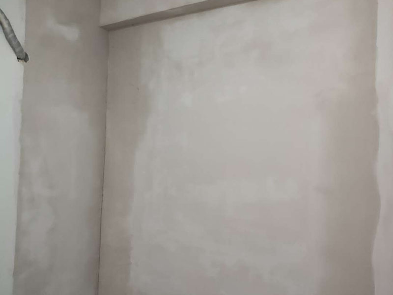 墙面翻新装修：1、短期内：对于购买的二手房墙面，如果是装修没多久，那么在进行墙面处理的时候，原先的耐水腻子可以保留一些，不用完全的铲掉；用钢刷和砂纸进行打磨墙面，打磨后即可重新涂刷乳胶漆。 2、时间间隔太久：如果是五年以上的耐水腻子，由于材料老化，在二次刷漆的时候，就必须全部铲除至墙底，否则的话会影响今后墙面乳胶漆的施工质量和装修后的长期使用效果。