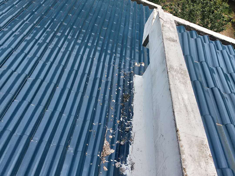 屋檐漏水维修：如果屋顶以前没有做过防水，是新的水泥楼顶，那最好全面的做一次整体防水。选择质量较好的聚酯防水涂料或者聚酯防水卷材。如果以前做过防水，且时间较久，那么可能防水层已经基本失去作用了，只能重新再做一遍。 先清理基面、找平层至混凝土结构层（注意事项一定要打到原混凝土结构层）。用吹风机、扫把清理杂物，基面充分湿润。然后填平裂缝、封闭裂缝、并且用砂浆找平。 接下来就是用聚酯防水涂刷，涂覆要尽量均匀，不能局部沉积，各层之间的时间间隔以前一层涂膜干固不粘手为准。基面要求平整、牢固、干净、无明水、无渗漏、凹凸不平及裂缝处须 先找平，阴阳角应做成圆弧角，注意不要有空鼓的现象。