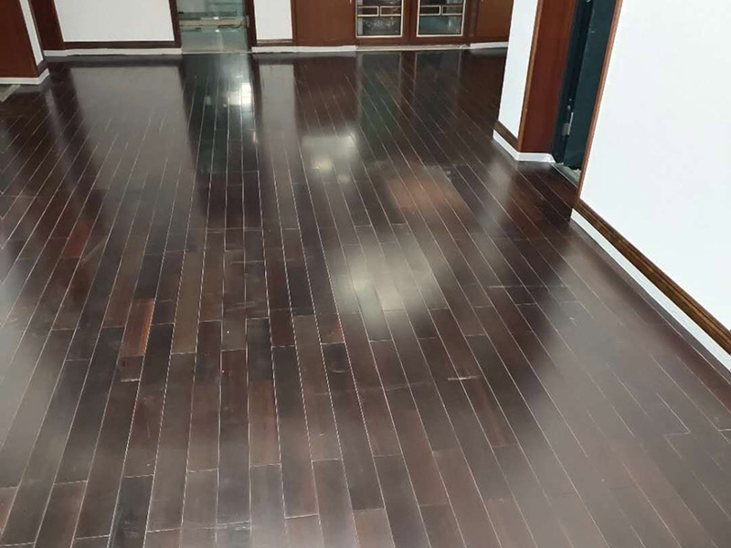 地板保养打蜡：首先不是所有的地板都是有需要打蜡保养的，强化地板就是不需要打蜡的。它是分为了耐磨层、基材层和底层三层结合成的。表层耐磨层为三氧化二铝，具有较高的耐磨性和防护性，因此相对于实木等其他地板，强化地板的表层本身保护比较严实，不需要“多此一举”。 很多人认为打蜡时，越多蜡越好，其实这个是很大的误区。如果是用蜡过多，反而因为缝隙填满太多而影响美观，还有可能会造成也抛光不匀，直接影响了地板亮度。所以只要用适当的用一些蜡就够了，而且地板打蜡也不是越频繁越好，一般实木地板隔半年打一次即可。