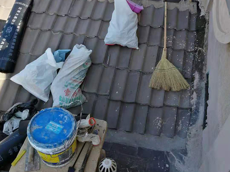 屋顶瓦房铺防水卷材：1.可以在房子上面铺上防雨布。2.最好是在瓦下面刷上防雨的材料，之后再铺瓦。3.可以做防水吊顶。4.传统的防水补漏。