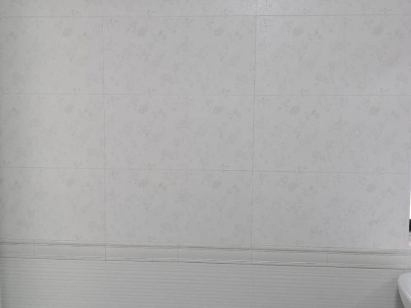瓷砖局部修补：墙地面的瓷砖出现少量的局部空鼓，如在不影响橱柜、镜柜、花洒和热水器等家具家电安装稳固的情况下，可以不予处理，但若是对安装和日常生活造成影响，建议把这局部的瓷砖敲掉重新铺贴。 建议拆下来重新铺贴，此时铺贴使用的粘合剂尤为重要，若瓷砖面积较小，可以用益胶泥，它比水泥粘着性更强;单块瓷砖粘贴在平坦平面上，可以使用瓷砖胶/瓷砖粘贴剂，若是小面积范围的多片瓷砖，建议使用益胶泥比使用水泥更为恰当。 若沙浆连同瓷砖一起掉落，要先在原基础面上轻轻凿些毛坑后，再拌有107胶的沙浆重新镶贴，在基础面上刷一层后将脱落的瓷砖压上去，直至沙浆硬化。需要注意的是，若瓷砖仅是局部脱落，千万不可用力敲打基础面上的沙浆，以防震松周围原本牢固的瓷砖。