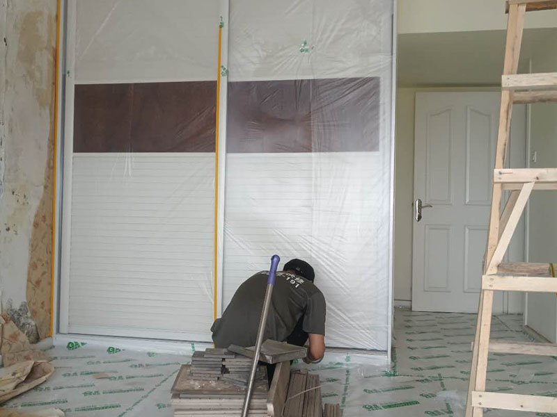 家具地板保护：在进行家居装修的过程中，首先完成的就是地面的铺设。因此，我们在进行其余施工时一定要注意对刚铺好的地板进行保护。而在装修时灰尘是一定避免不了的，为了防止崭新的地板被沾染灰尘以及施工团队人员等的脚印，最好先在地板上铺一层防尘布等作为保护膜。除此之外，还是要在一天装修结束后的时间里对防尘布等进行灰尘的清除和家居保养工作，特别是灰尘堆积过厚的地方，以免将来装修结束后因为灰尘过多清理时意外污染地板。
