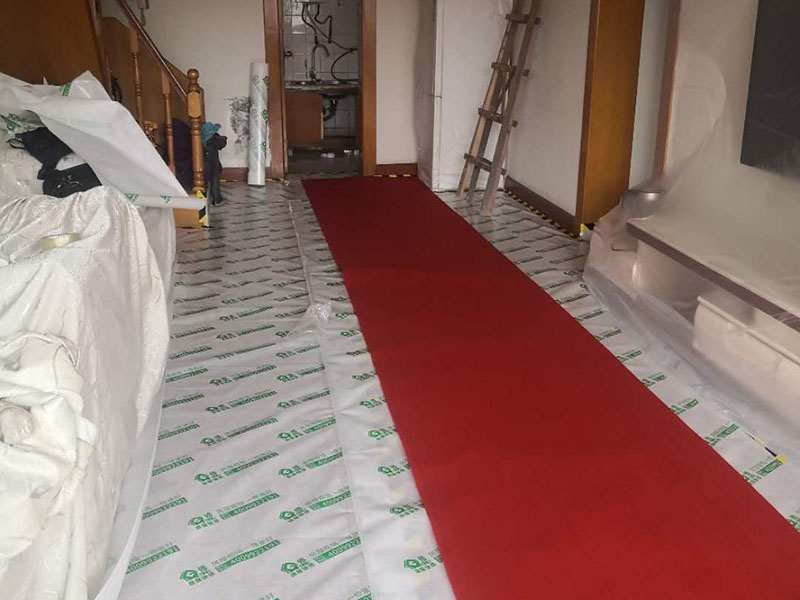 家具地板保护：在进行家居装修的过程中，首先完成的就是地面的铺设。因此，我们在进行其余施工时一定要注意对刚铺好的地板进行保护。而在装修时灰尘是一定避免不了的，为了防止崭新的地板被沾染灰尘以及施工团队人员等的脚印，最好先在地板上铺一层防尘布等作为保护膜。除此之外，还是要在一天装修结束后的时间里对防尘布等进行灰尘的清除和家居保养工作，特别是灰尘堆积过厚的地方，以免将来装修结束后因为灰尘过多清理时意外污染地板。