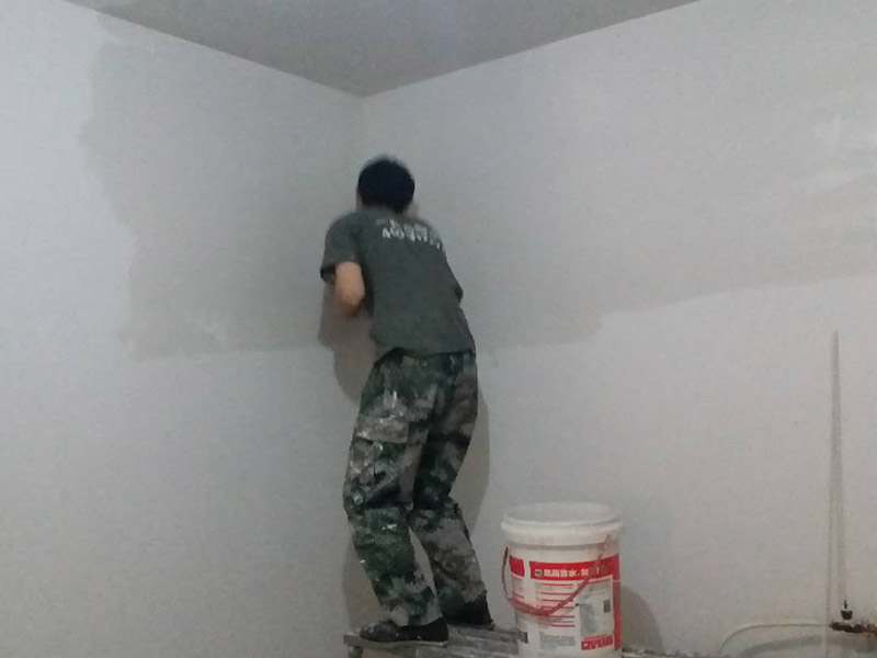 旧墙翻新刷漆好还是贴墙纸好？旧房翻新乳胶漆怎么刷才好