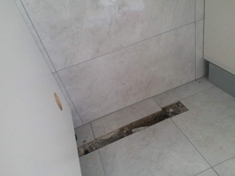 浴室柜下水管安装：1、在卫生间下水管道安装前，首先要检查装修建材水管和相关连接配件是否有破损、裂纹等现象出现。 2、在卫生间下水管道安装下时，施工员要预先考虑好墙砖的厚度。 3、在墙体和地面下都尽可能少用或者是不用连接配件，这样可以减少渗漏的隐患，并且连接配件的安装要保证牢固和无渗漏情况。 4、在卫生间下水管道安装时要考虑家中洗衣机的用水龙头安装位置，下水的布置等，同时也要注意电源插座的位置是否合适。