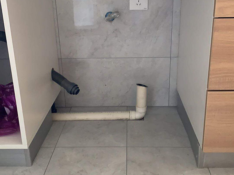 浴室柜下水管安装：1、在卫生间下水管道安装前，首先要检查装修建材水管和相关连接配件是否有破损、裂纹等现象出现。 2、在卫生间下水管道安装下时，施工员要预先考虑好墙砖的厚度。 3、在墙体和地面下都尽可能少用或者是不用连接配件，这样可以减少渗漏的隐患，并且连接配件的安装要保证牢固和无渗漏情况。 4、在卫生间下水管道安装时要考虑家中洗衣机的用水龙头安装位置，下水的布置等，同时也要注意电源插座的位置是否合适。