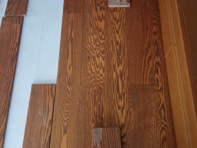 客厅木地板铺贴：首先大家应对是施工地进行清理，把无关的东西都移出去，并且把地面上的垃圾清扫干净，包括每一个角落。然后对地面进行找平，水平误差不能超过2mm，超过的话就要想办法找平了。地面要是不平，地板铺好后脚感当然也就不好了。 木地板遇潮后易起拱、变形,为了避免这种情况,大家需要对地面进行防潮处理。常见的处理方法是在地面上铺防潮层，这样可以防止以后地板受潮。防潮层要铺平，接缝处要并拢。 为了让地板铺出来的效果更加的美观，大家最好先预铺下，将部分地板一分为二，要根据尺寸来锯，万一锯多了，地板损耗就大了。在锯地板前可以将地板全部打开包，挑出有问题或瑕疵的地板来锯，这样可以有效将局部有问题的地板充分利用，不产生过大损耗。千万不要上来就拿好地板来锯，那会增加损耗的。锯地板的地点务必要选在阳台等有瓷砖好打理卫生的地方，否则飞溅的木灰会无孔不入的进入任何地方，很难清洁。