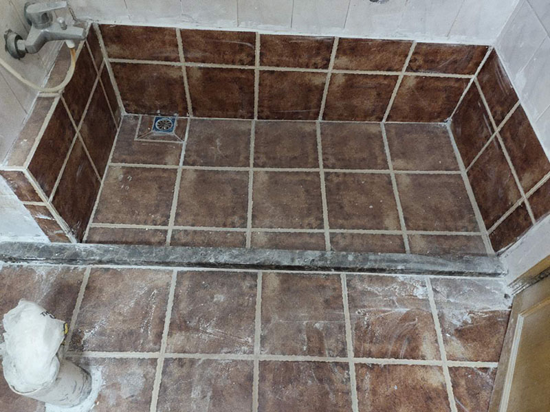 厕所贴砖维修：最重要的地方就是基层找平。其实不管怎么贴，墙面找平都是少不了的。毕竟不平的墙面，会影响后续的施工，而且铺设好的瓷砖在使用一段时间过后，出现开裂的情况。在找平的时候，有突起的部分，要进行打磨一直到平整为止。如有裂缝、孔洞还可以进行修补。 在墙面修补平整之后，就可以开始粘贴瓷砖了。但是在施工前，一定要做好辅助线。不管是墙面还是地面的施工，都要打好辅助线，才能进行瓷砖的铺设。尤其是对于没有经验的新手，有辅助线作为参考，会铺设的更为垂直、更为平整，铺设的效果，会大大的增加哦！ 可以开始铺设瓷砖了，但是要注意铺设的平整。如果是墙面的铺设，那么就要从下往上施工，在瓷砖的背面，抹上搅拌好的泥浆，粘贴在墙面上，然后用胶锤或者铲柄敲打，这样会粘合的更牢靠一些。只要按照第一块往上排即可，但是要注意参考辅助线，不要出现扭曲的情况。