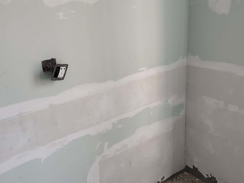 墙面局部修补：墙面修补，一定要做好基层的处理，如果您家是二次装修墙面时，没有将以前的老墙的墙皮铲除干净，或者是只铲除了表层的腻子，那么修补墙面时，是会遗留下高低不平的部分墙皮的，此后，要是接着上刷界面剂或者腻子，那么很可能就会导致新刷的墙面出现开裂的情况。旧房要是在长期使用中受到了来自外界的冲击或者震动，是有可能造成局部墙面基层与墙体脱离的。 在施工之前，需要先去判断墙面的腻子层此时的质量问题，然后选择墙面掉色最严重的那一块，用水湿透后，再用铲子去用来铲，如果没有出现分化或者脱落现象，那么说明原先的腻子层质量是比较好的，在去刷上新底漆和面漆就可以了。