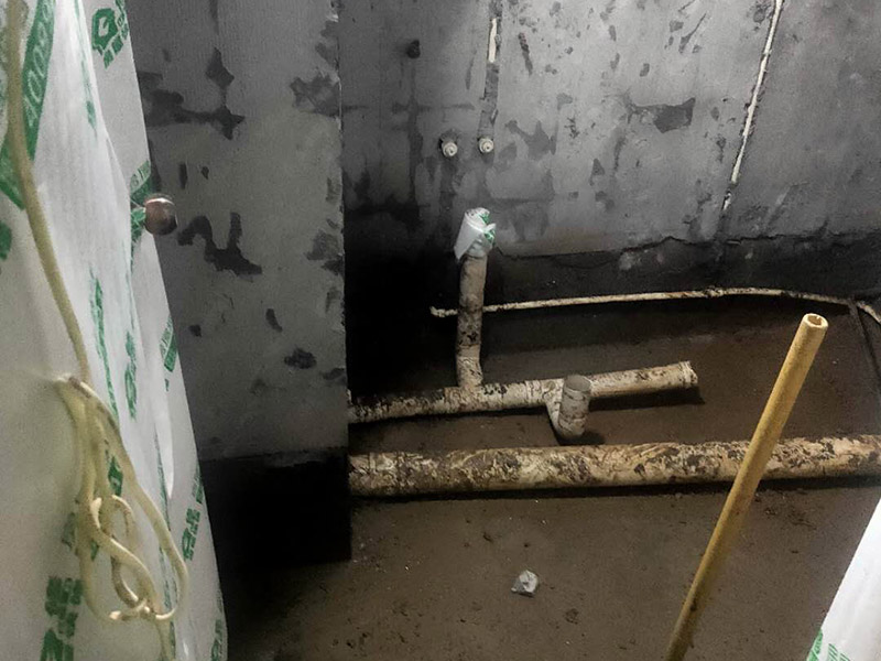 厕所重新装修：老房卫生间改造水电路改造很重要，会直接影响日后的生活使用，所以在改造过程中需要严防死守。避水测试，检测防水层是否良好。一般卫浴间的防水层为1.8米，其他墙面防水层高度为1米，地面防水返高30厘米。 当然，如果老房卫生间改造时没有进行水路改造的情况下，也是需要进行检查防水层是否完好的操作流程。老房卫生间改造中随意钻孔开槽都会造成防水层的损坏，因此，老房卫生间改造进行拆除砖墙的装修流程后，应当重新进行避水试验，保证原来存有的防水系统不会出现任何问题。