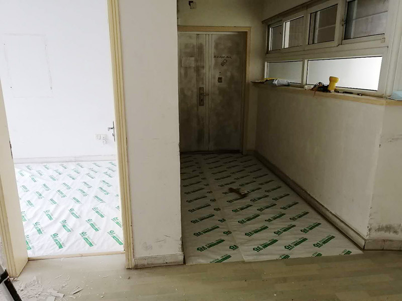 全屋地面保护：首先完成的就是地面的铺设。因此，我们在进行其余施工时一定要注意对刚铺好的地板进行保护。而在装修时灰尘是一定避免不了的，为了防止崭新的地板被沾染灰尘以及施工团队人员等的脚印，最好先在地板上铺一层防尘布等作为保护膜。除此之外，还是要在一天装修结束后的时间里对防尘布等进行灰尘的清除和家居保养工作，特别是灰尘堆积过厚的地方，以免将来装修结束后因为灰尘过多清理时意外污染地板。