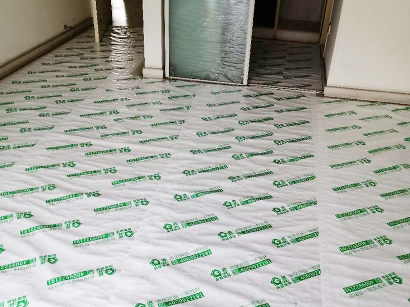 全屋地面保护：首先完成的就是地面的铺设。因此，我们在进行其余施工时一定要注意对刚铺好的地板进行保护。而在装修时灰尘是一定避免不了的，为了防止崭新的地板被沾染灰尘以及施工团队人员等的脚印，最好先在地板上铺一层防尘布等作为保护膜。除此之外，还是要在一天装修结束后的时间里对防尘布等进行灰尘的清除和家居保养工作，特别是灰尘堆积过厚的地方，以免将来装修结束后因为灰尘过多清理时意外污染地板。