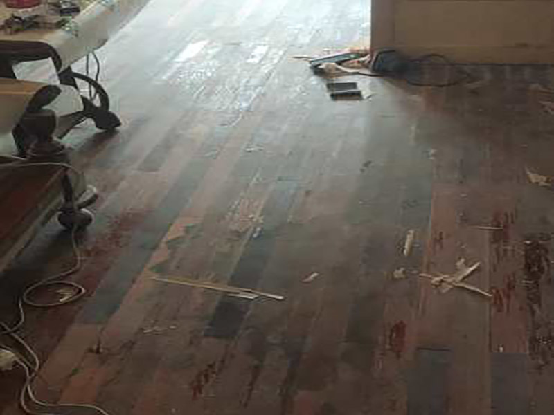 地板打磨翻新：将地板原有的边缝中的通明腻子除掉，从头封缝。待底漆干后，刷第一遍面漆，待干。用水砂纸将地板面层磨至略感粗糙，除掉粉屑，刷第二层面漆即可。 打磨完后，必定要刮腻子，可坚持地板的本性并地板外表不被刮花。创新时应运用环保的水性漆，不会使房间内有异味，漆料有必要是专用漆，其耐磨度才干到达请求。