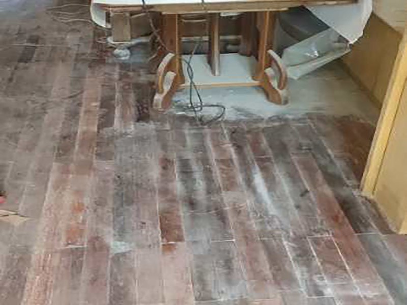 地板打磨翻新：将地板原有的边缝中的通明腻子除掉，从头封缝。待底漆干后，刷第一遍面漆，待干。用水砂纸将地板面层磨至略感粗糙，除掉粉屑，刷第二层面漆即可。 打磨完后，必定要刮腻子，可坚持地板的本性并地板外表不被刮花。创新时应运用环保的水性漆，不会使房间内有异味，漆料有必要是专用漆，其耐磨度才干到达请求。
