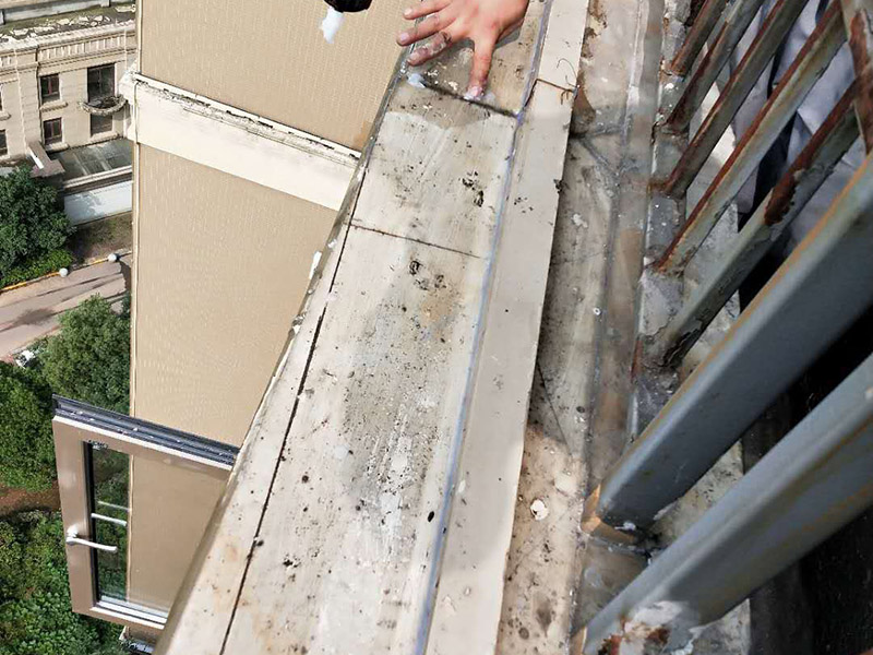 阳台外墙瓷砖修补：检查瓷砖有无大面积的瓷砖起壳、疏松和剥落现象，若有应先进行修补；然后确保基层表面应无明水、浮渣和杂物。对于瓷砖缝中的2~3毫米的细小缝隙或明显的凹槽，可以先用瓷砖填缝剂进行填补处理。配制涂料时，可以将粉料组分的量适当提高一些，以提高与基层的粘结力和便于操作。施工用涂料应随配随用。嵌缝要尽量均匀，瓷砖粘结剂与基层之间不能有气泡，以求粘结严实。