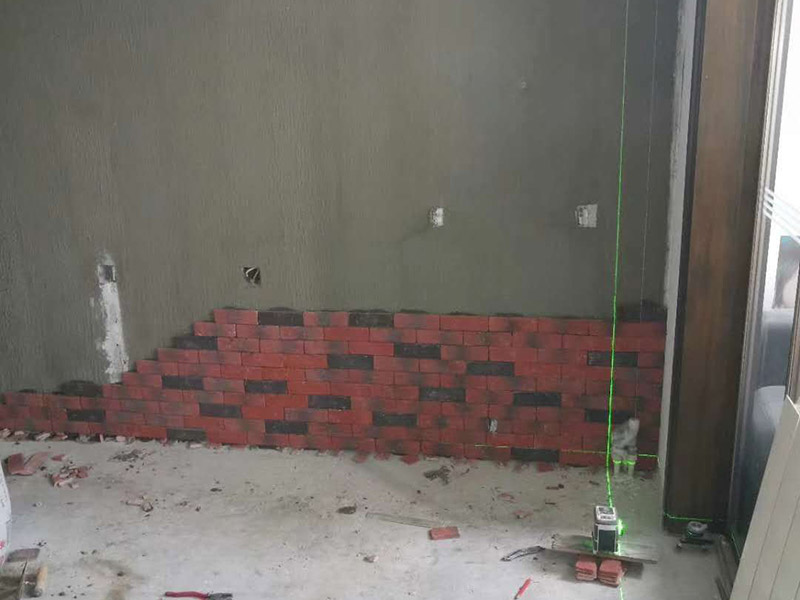 公寓墙面贴砖：首先是要根据房间的采光、尺寸以及潮湿程度来选择产品，还要看清楚瓷砖的质量以及合格证等等。 要想出色的完成贴砖工作，准备工作不可少。必须要完整的检查平整情况，把腻子都铲掉，才能稳固的铺设墙砖。 铺设墙砖的时候应该由下往上贴，但是最底层的砖应该要最后一个贴，而且一面墙不能一次性贴完，否则会引起坠落。 铺砖的工艺其实是非常重要的，这会直接影响到最后的铺贴效果。比如工人要把握好水泥砂浆的湿度，太干或者太湿都不行，而且要均匀的涂抹，及时添加或者减少水泥。
