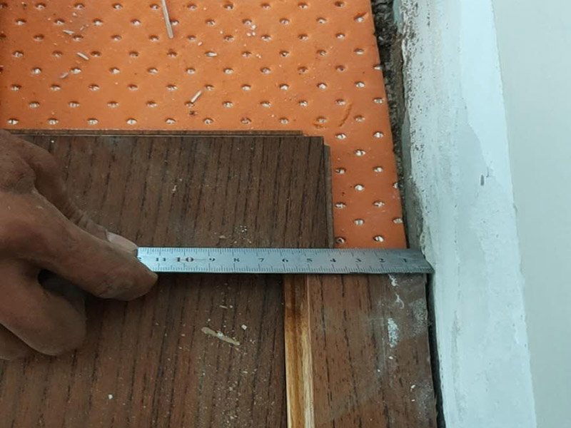 地板切割安装：地板在拼装时，在边角部分要对地板进行切割。切割前要先测量地面的大小，在地板上做好标记，由于地板比较轻，需要用一只手固定，另一只手控制手提切割机。开启电源，沿着标记好的痕迹进行切割，去掉多余的部分。 首要要对每一边进行单独测量，把大于所需要形状的地板放置在铺装的位置上，比照切割大小，用角尺等工具将具体尺寸标记在地板块上;然后我们再用尺子来测量所需铺设地板的位置的宽度，在地板块上进行标记;接着使用标尺画切割线;最后我们使用切割机进行切割，再按照正常的铺装方法进行安装。铺装完成以后的地板地面与墙体之间要保持一定的缝隙，一方面为给地板热胀冷缩留下空余，另一方面为给安装地脚线留下空余，地脚线会盖住这个缝隙，因此不会影响美观。