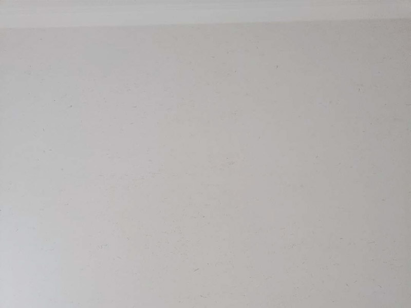 墙面硅藻泥维修： 1. 一般墙面基底材料为水泥、木工板、石膏板等，如其基底材料为同一种物质，可按做墙面乳胶漆所需要的要求进行上腻子，打磨平整就可以 　 　2.如基底材料为同一物质，但有接缝的，可以用网格布先贴上接缝再处理（考虑到热胀冷缩，所以细缝不必要填充满），再进行上腻子，打磨平整。 　 　3.如基底材料为不同材料（如水泥墙和木工板墙拼接，水泥墙和石膏板墙拼接，木工板墙和石膏板墙拼接等），接缝处理就要用的确良布或无纺布，加白胶进行处理。