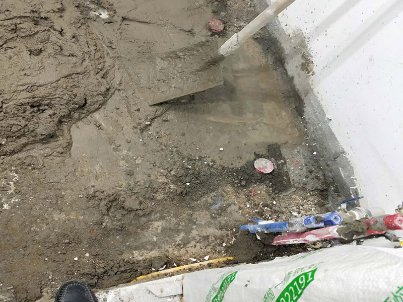 卫生间地面回填:回填卫生间可bai以用一些轻质砖du和水泥沙子就可以，另外现在很多的人会选zhi用陶粒，dao虽然陶粒成本比较高，但是对于承重和吸水相对来说是比较好的。另外在回填以后需要做一些结构面的防水处理，那就是排污管定位后要用水泥砂浆固定，这样在回填做防水处理是比较合适的。