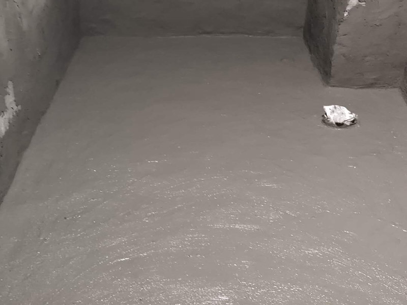 厕所防水贴砖：卫生间的防水工作流程，都是在地面用水泥砂浆找平一次，等它干透后再做防水。一般的防水施工要做2到3遍，而且防水的顺序也是有讲究的，比如，要先做完墙面防水再贴墙砖，其次才可以做地面防水，再贴地砖。因为地面经常会踩来踩去，地面防水如果先做了会很容易踩坏。 一般情况下，在2到3遍的防水层全部做好后，会有5到7天的固化期，所以自然的，贴瓷砖肯定是要等到这之后才能做，所以做完防水就立马贴瓷砖，就大错特错了。但事无绝对，固化期到了，我们也需要重新测试防水做的好不好，漏不漏水，这就需要再加水测试24小时后看看家里地面水位是否下降，或者看看楼下邻居的卫生间有没有漏水的痕迹。
