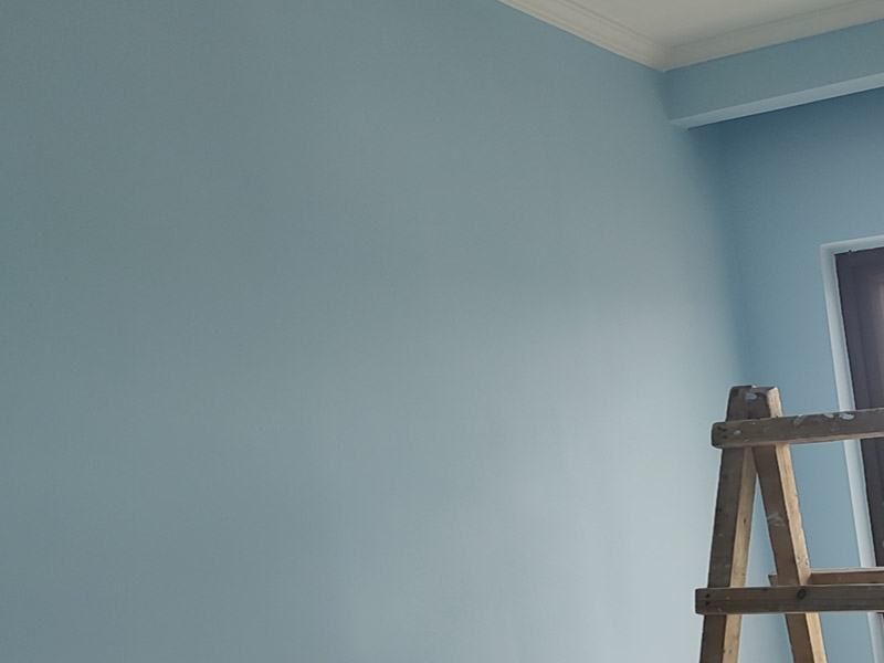 墙面刷乳胶漆服务：如果原先的漆层已出现开裂甚至脱落的问题，在涂刷乳胶漆之前首先应将旧漆层刮除，并将墙面打磨平整，待墙面干燥后才能进行粉刷，如果在墙面未干燥的情况下进行粉刷，乳胶漆墙面可能会出现变色、起鼓或脱落等情况。 如果家中还有其它油漆工程正在施工，应等其它油漆项目施工完成后再涂刷乳胶漆，因为油漆在使用时会散发出甲苯，导致乳胶漆变黄，如果同时施工，很有可能会造成无法挽回的损失。 如果打算粉刷彩色的乳胶漆，在粉刷之前应先将乳胶漆搅拌均匀，如果未将乳胶漆搅拌均匀就直接上墙，很容易出现色浆分布不均的问题，导致墙面颜色发花，影响到墙面的装饰效果。