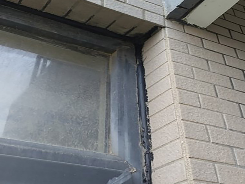 窗外缝隙防水维修:窗台漏水的情况有很多，其中就有因为窗户本身质量问题造成的漏水，还有可能是因为墙体与窗台的缝隙造成的漏水情况，这个时候应该将封信重新密封起来，将原有的密封物清除掉，使用耐候型玻璃胶将缝隙密封起来，然后再使用泥沙浆封死做防水。也可以从安装窗户的时候就开始做好防水准备，将室外的窗台做成顺水坡，外面的窗台低于室内窗台板20毫米左右就好，而且金属窗外框和室内创天板之间的缝隙还是要使用质量优质的密封胶来封闭，确保水密性。这样能够很好预防漏水情况。