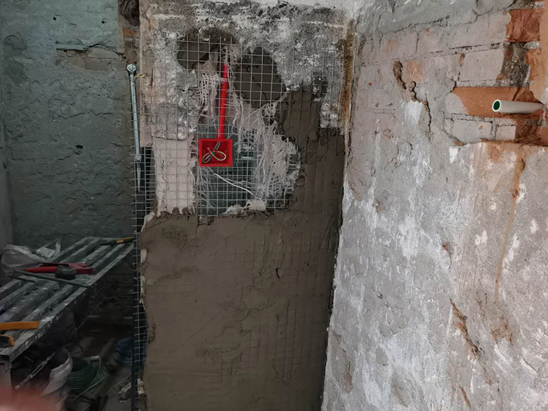 水电管道布线：工人按走向进行墙面或地面开槽，开槽过程中，不允许出现墙面横向开槽大于30cm的现象，因为横向开槽将破坏整楼的承重，使得抗震能力降低而且墙面容易开裂。如果是保温墙的话，开很长的横槽有可能会导致开槽上部的保温层整体脱落。墙面开槽一般都应该是竖向垂直开槽。 埋入管线(包括布线和接好管道)和暗盒，电路施工时先安装管路，然后再穿导线，这样可以避免将来换线出现导线无法抽动的现象。穿管不能使用软管，防止出现死角。同时电路接头不要裸露在外面，应该安装在线盒内，分线盒之间不允许有接头。