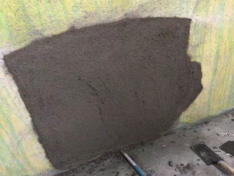 墙面空鼓修补：1、用切割机沿着空鼓的地方切割出空鼓范围，刀口深度要掌握，并比实际空鼓范围稍大，不能用錾子凿，那样可能会造成空鼓范围越来越大。 2、基层清理干净，用水润湿，用1:3水泥砂浆分两次修补，抹压，然后批腻子，刷墙漆。如果是混凝土基层，修补前应涂刷混凝土界面剂，否则还会空鼓。