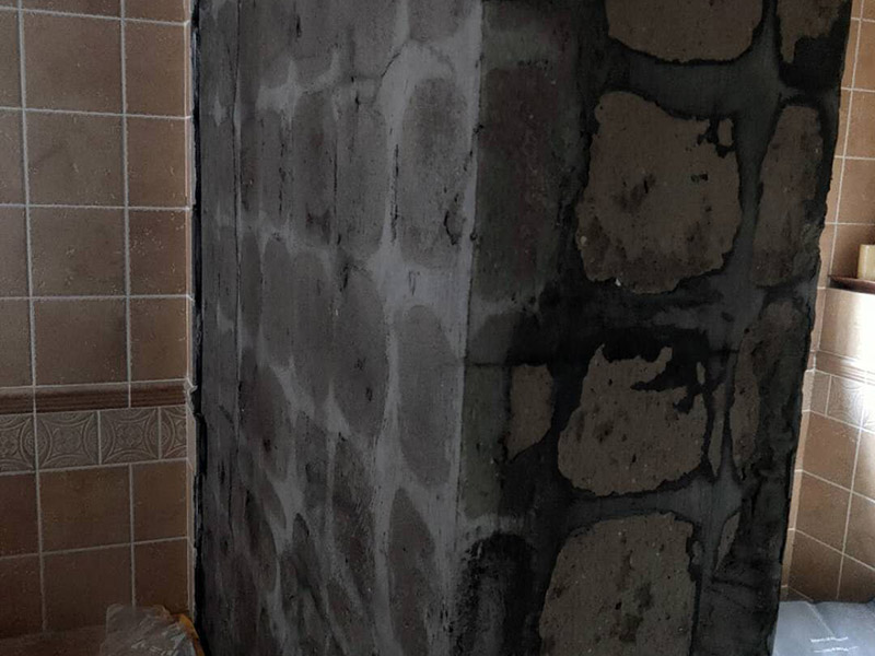 墙面瓷砖铺贴：（1）基层处理：将尘土、杂物彻底清扫干净，不得有空鼓、开裂及起砂等缺陷。 （2）弹线：施工前在墙体四周弹出标高控制线，在地面弹出十字线，以控制地砖分隔尺寸。 （3）铺贴：铺设选用1：3干硬性水泥砂浆，砂浆厚度25mm左右。铺贴前将地砖背面湿润，需正面干燥为宜。把地砖按照要求放在水泥砂浆上，用橡皮锤轻敲地砖饰面直至密实平整达到要求。 （4）勾缝：地砖铺完后24h进行清理勾缝，勾缝前应先将地砖缝隙内杂质擦净，用专用填缝剂勾缝。 （5）清理：施工过程中随干随清，完工后(一般宜在24h之后)再用棉纱等物对地砖表面进行清理。