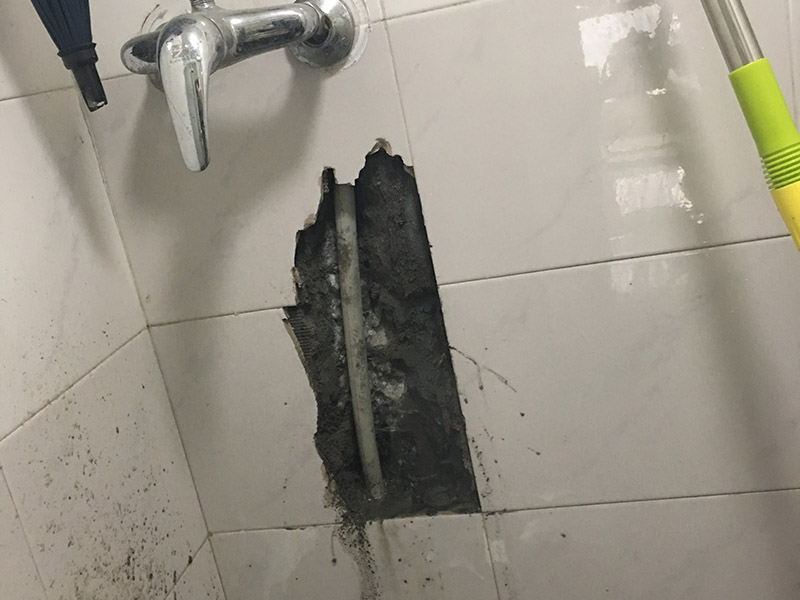 浴室水管漏水维修:除了地板或者天花板以外，可能有时候也会在墙上发现一块块的水渍。墙面渗水的原因可能是淋浴区墙面的防水层没有做好，因此水会蔓延到其他的墙面去。另一个可能的原因就是在粉刷墙壁的时候，施作人员没有等油漆干涂就马上上第二或者第三层，这样子会造成水气闷在墙壁里，产生渗水的问题。 首先我们必须先找出渗漏的源头，然后再重新施作防水层。另外如果你需要把旧的油漆层换掉、再重新涂上防水漆的时候，要记得要等第一层完全干透后再继续后续的粉刷程序。