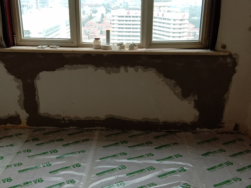 客厅墙面翻新案例：在进行客厅老墙面的翻新处理的时候要注意将老墙面的原有装修和装饰都一并的清除。如果老墙面是装修了一两年的，则可以只使用钢刷和砂纸打磨墙面，让墙面变得干净平整之后开始新的乳胶漆粉刷工作，如果是装修时间很长磨损很严重的老墙面，则需要用铲子将墙面的原有装修都铲除，之后再刷上腻子开始新的粉刷工作。老墙面的水泥层都有可能存在损坏严重的情况，可以将损坏的墙面部分全部铲除，之后再使用水泥进行涂抹。这样干净齐整的墙面更有利于墙面的粉刷效果。