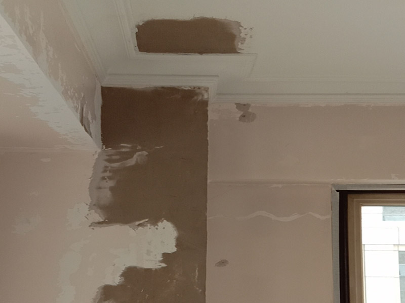 客厅墙面翻新案例：在进行客厅老墙面的翻新处理的时候要注意将老墙面的原有装修和装饰都一并的清除。如果老墙面是装修了一两年的，则可以只使用钢刷和砂纸打磨墙面，让墙面变得干净平整之后开始新的乳胶漆粉刷工作，如果是装修时间很长磨损很严重的老墙面，则需要用铲子将墙面的原有装修都铲除，之后再刷上腻子开始新的粉刷工作。老墙面的水泥层都有可能存在损坏严重的情况，可以将损坏的墙面部分全部铲除，之后再使用水泥进行涂抹。这样干净齐整的墙面更有利于墙面的粉刷效果。